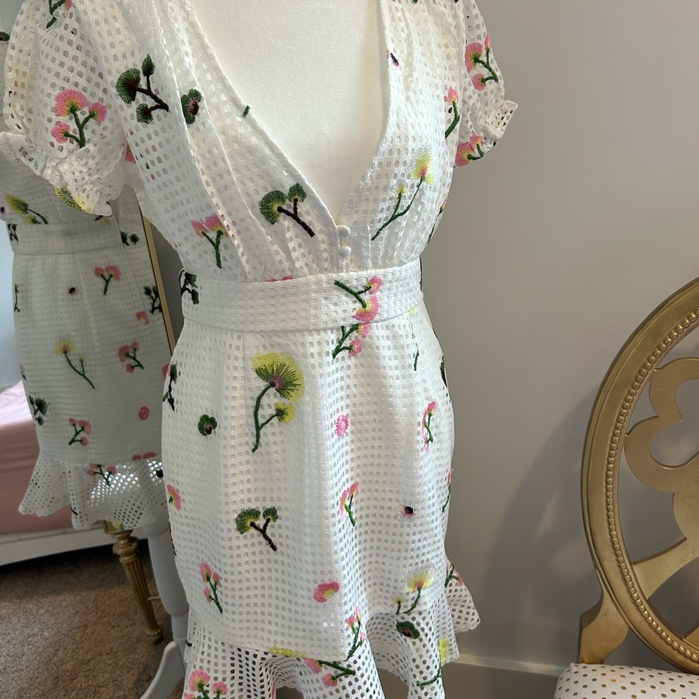 L’ATISTE ELEGANT SUMMER WHITE TEXTURE V-NECK FLORAL DETAILED RUFFLE DRESS Size M - Picture 5 of 6